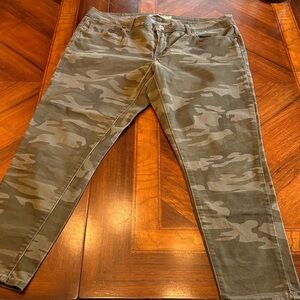 Levi’s 711 Camouflage Skinny Pants